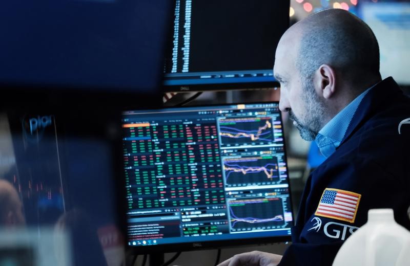 S&P 500 tụt khỏi kỷ lục, Dow Jones mất hơn 300 điểm vì Omicron và Fed