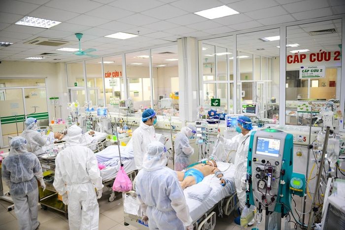 Hà Nội cần làm gì khi số ca chuyển nặng, tử vong tăng nhanh?
