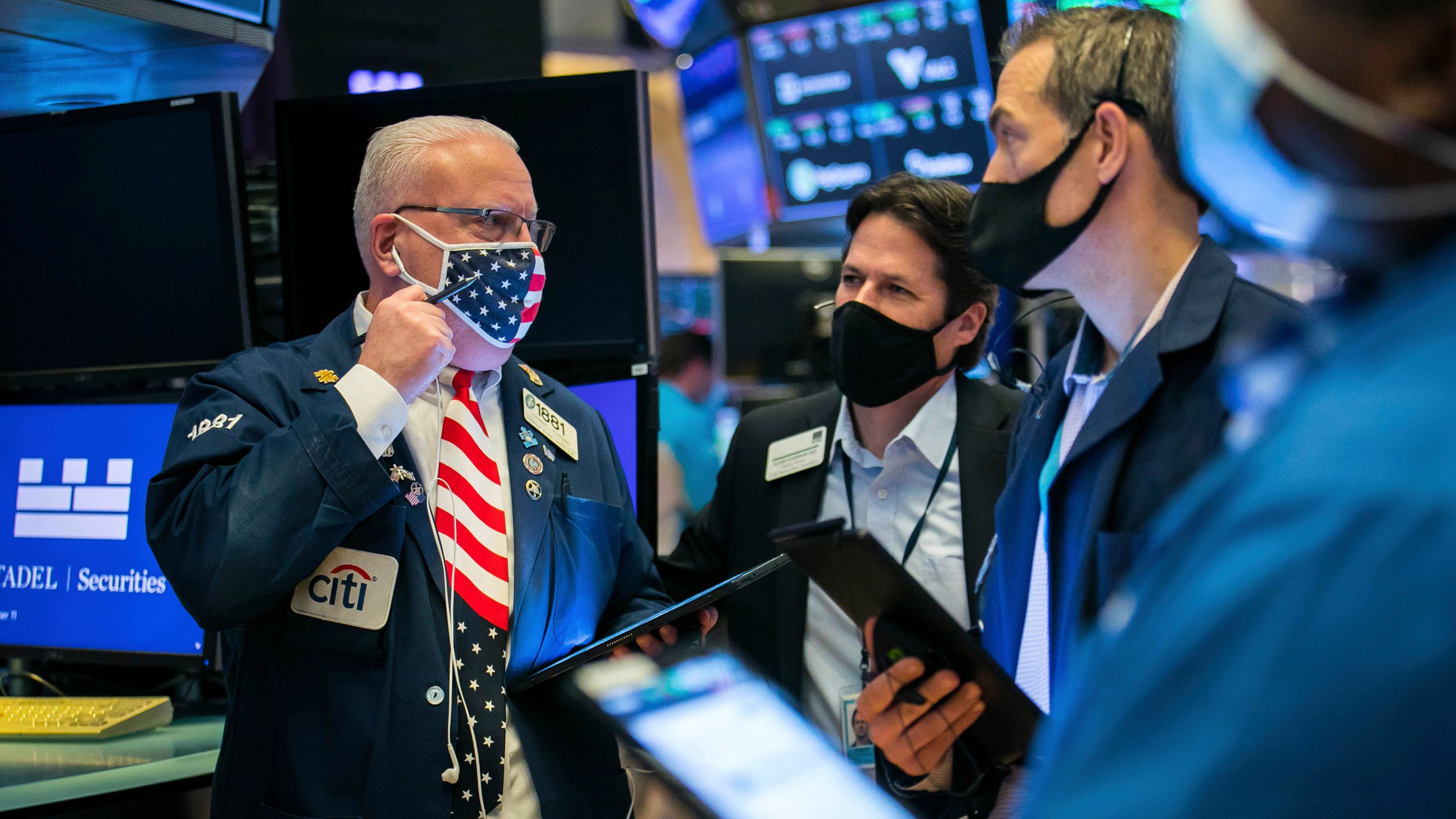 Phố Wall trái chiều, Dow Jones, S&P 500 lập đỉnh lịch sử
