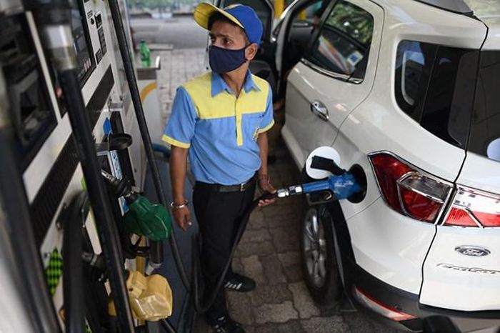 Giá dầu thế giới năm 2021 tăng mạnh nhất trong 12 năm qua