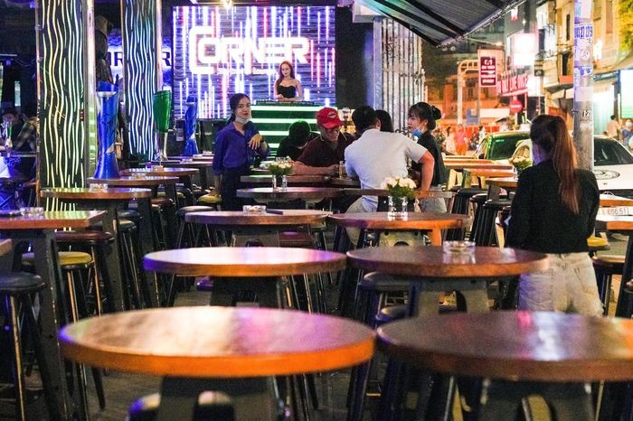 TP.HCM cho phép mở lại quán bar, karaoke từ 10/1
