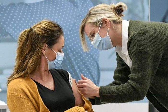 Châu Âu cảnh báo 'đại dịch kép', ca mắc mới ở Nga tăng vì Omicron