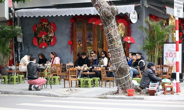 Mùng 2 đồng loạt mở hàng, bún phở 'giá Tết' tăng 25% không ai dám kêu