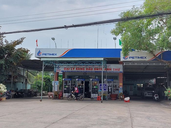 Nhiều cửa hàng treo biển 'Hết xăng' mở bán trở lại