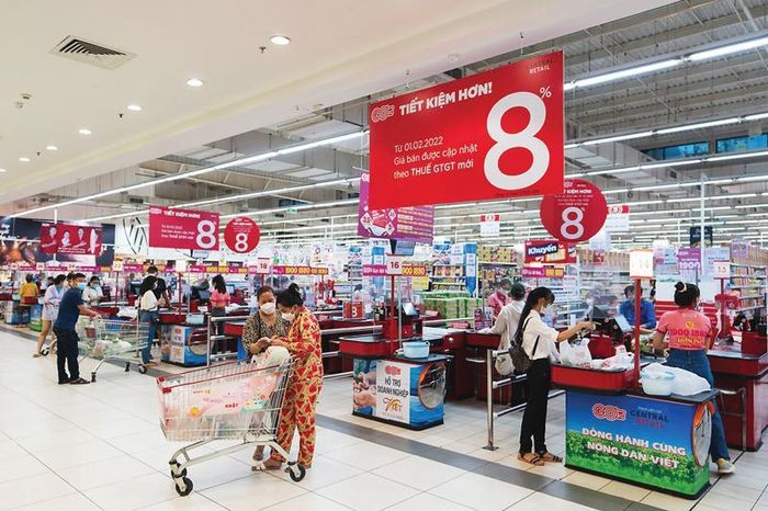 Giảm thuế VAT xuống 8%: Doanh nghiệp 'rối như canh hẹ', khách hàng thiệt thòi