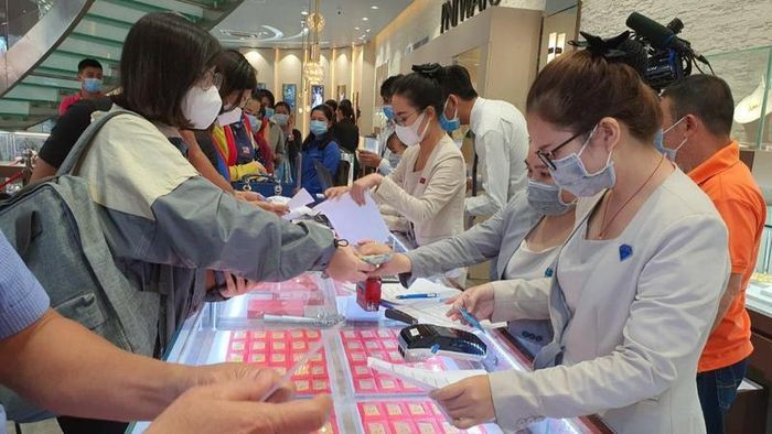 Giá vàng trong nước nhích nhẹ, thế giới giảm phiên đầu tuần