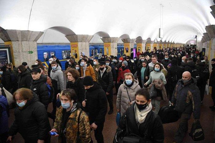 Nga không kích Kiev và đưa quân băng qua biên giới Ukraine