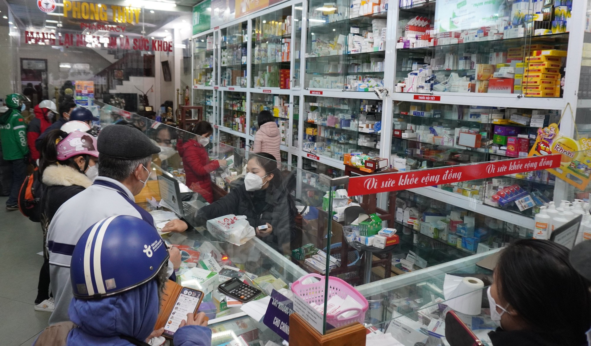 Số ca mắc Covid-19 tăng nhanh, thuốc và test nhanh 'cháy hàng'