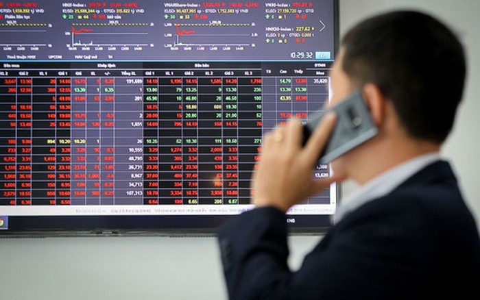 VN-Index giảm gần 9 điểm phiên đầu tuần dù cổ phiếu ngành phân bón, than, thép tăng mạnh