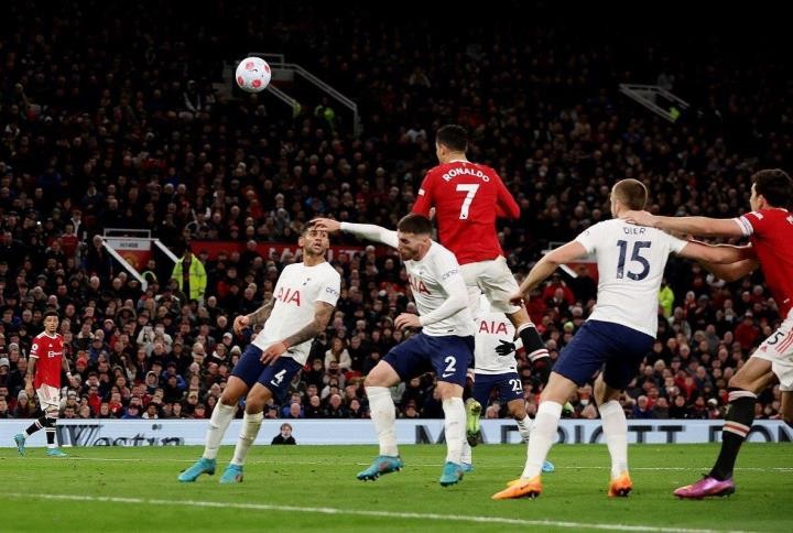 Màn trình diễn siêu đẳng giúp Ronaldo đi vào lịch sử bóng đá thế giới