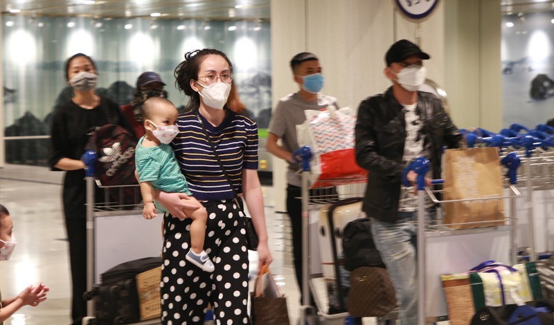 Trẻ dưới 2 tuổi không phải xét nghiệm vẫn được nhập cảnh cùng bố, mẹ, người thân