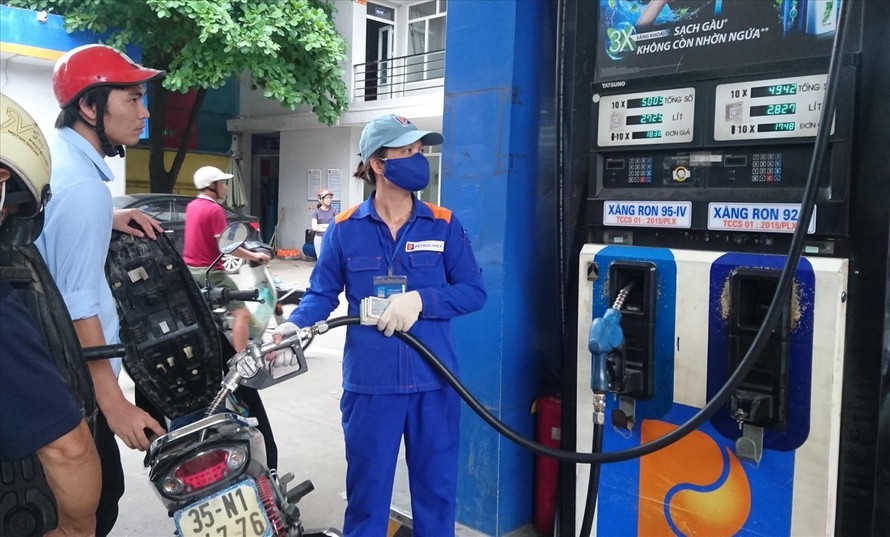 Bình ổn giá xăng dầu: Giảm thuế phí, sử dụng quỹ an sinh