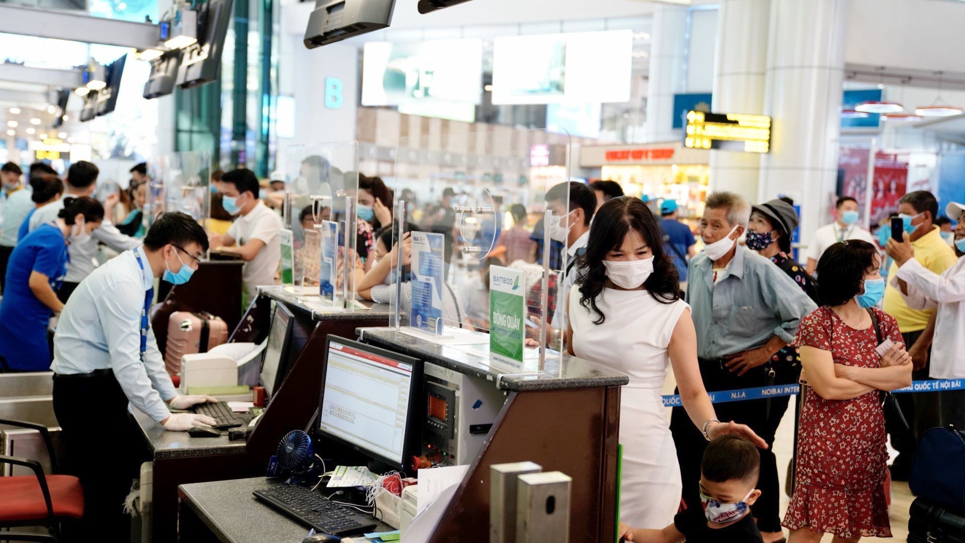Giá xăng tăng cao, hàng không kêu cứu, đòi tăng giá vé