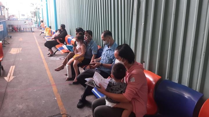 TPHCM: Trẻ nghi mắc COVID-19 đến khám đông nghịt các bệnh viện