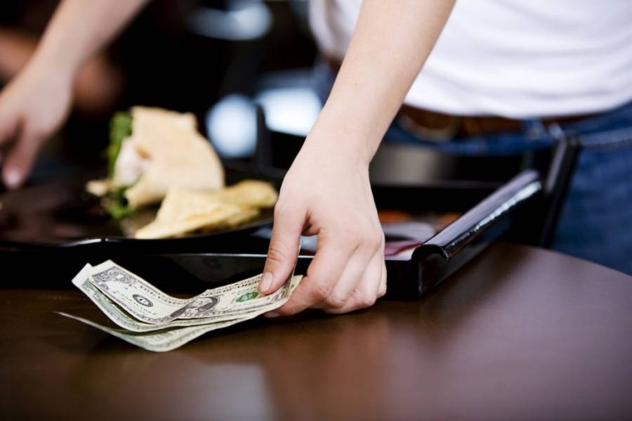 Vì sao ở Mỹ không vui cũng phải tip?