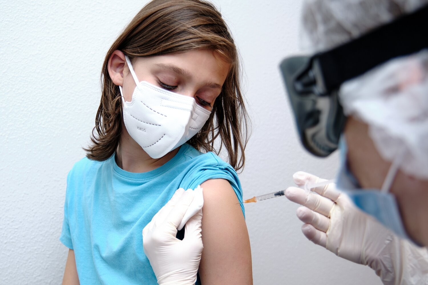 Sắp tiêm vaccine COVID-19 cho trẻ từ 5 - dưới 12 tuổi, cha mẹ cần chuẩn bị gì? Trẻ mắc bệnh nào không được tiêm?