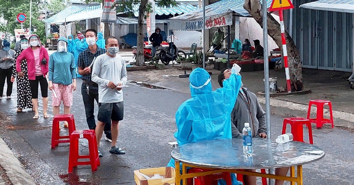 Ngày 15/4: Số mắc COVID-19 giảm còn 20.076 ca; Nghệ An bổ sung hơn 53.800 F0