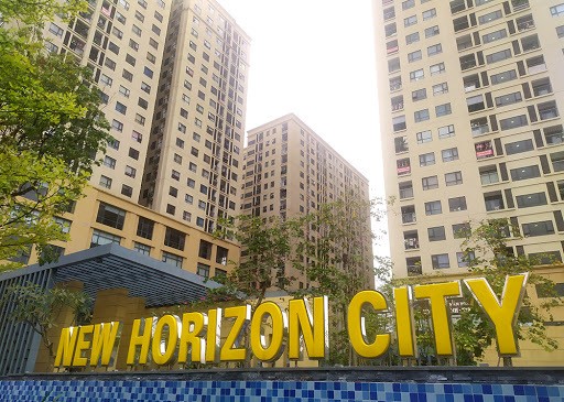 Chung cư New Horizon City 87 Lĩnh Nam: Tiếp diễn tình trạng cư dân phải cho xe vào thang máy mang lên căn hộ vì không có chỗ để