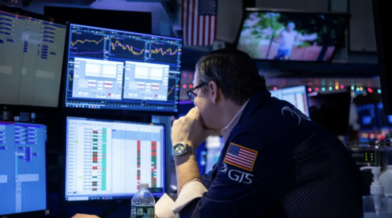 Nasdaq tụt điểm vì cú giảm 35% của cổ phiếu Netflix, giá dầu giằng co