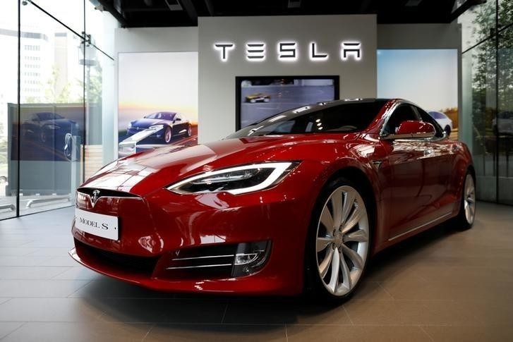 Tesla lãi kỷ lục