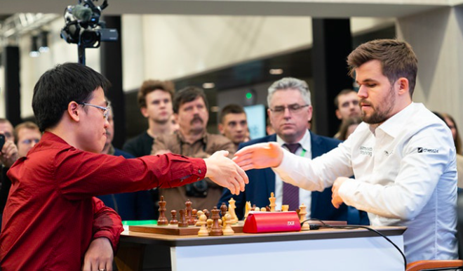 Lê Quang Liêm lần đầu thắng 'vua cờ' Magnus Carlsen