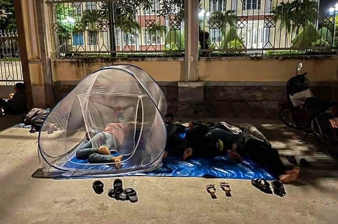 Mắc mùng ngủ chờ làm hồ sơ trước văn phòng đất đai ở Cam Lâm