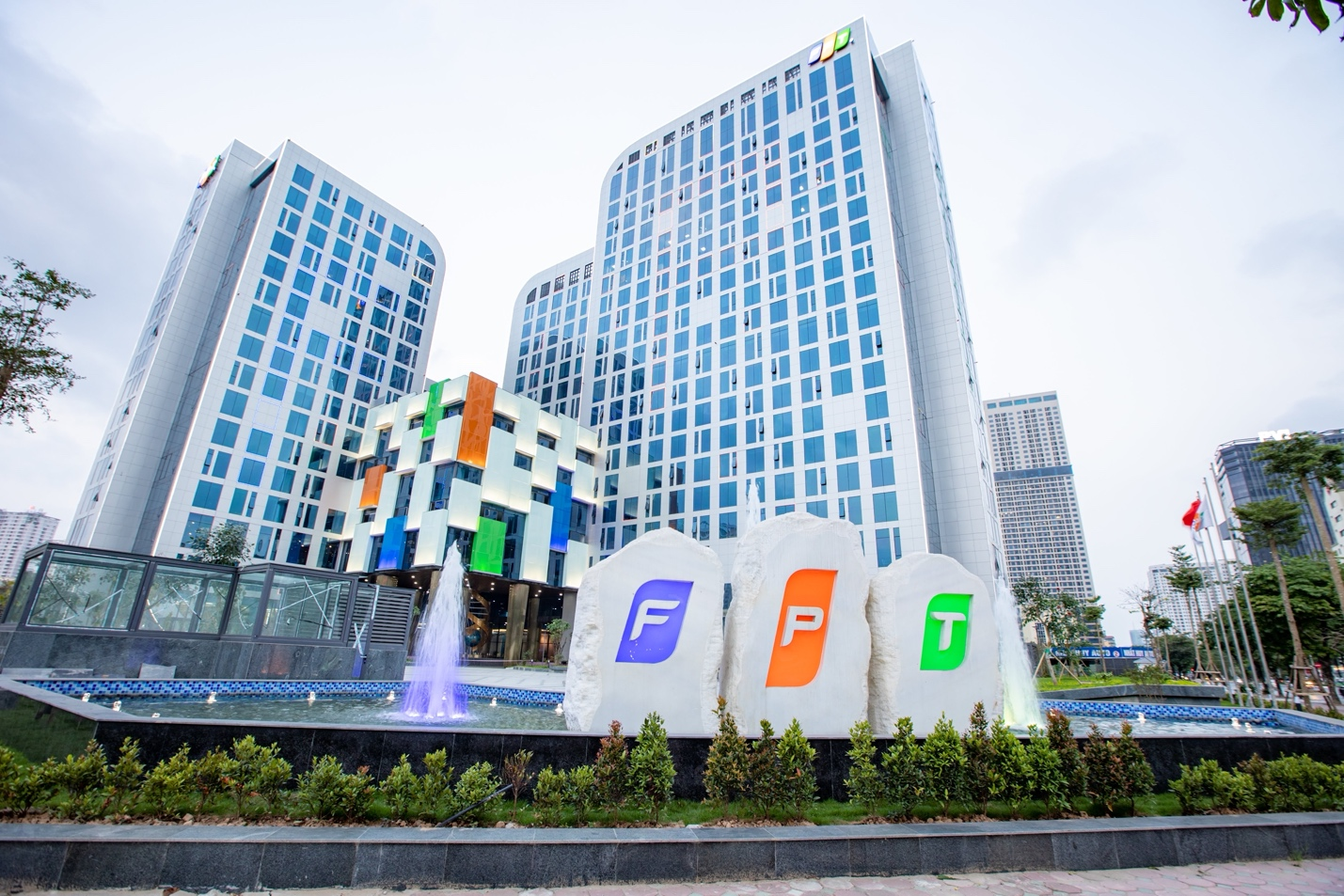 Vay thêm 5.000 tỷ đem gửi lại ngân hàng, FPT Telecom có thêm hàng trăm tỷ đồng tiền lãi