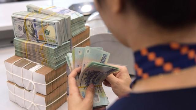 Đô la 'lậu' vẫn bán công khai