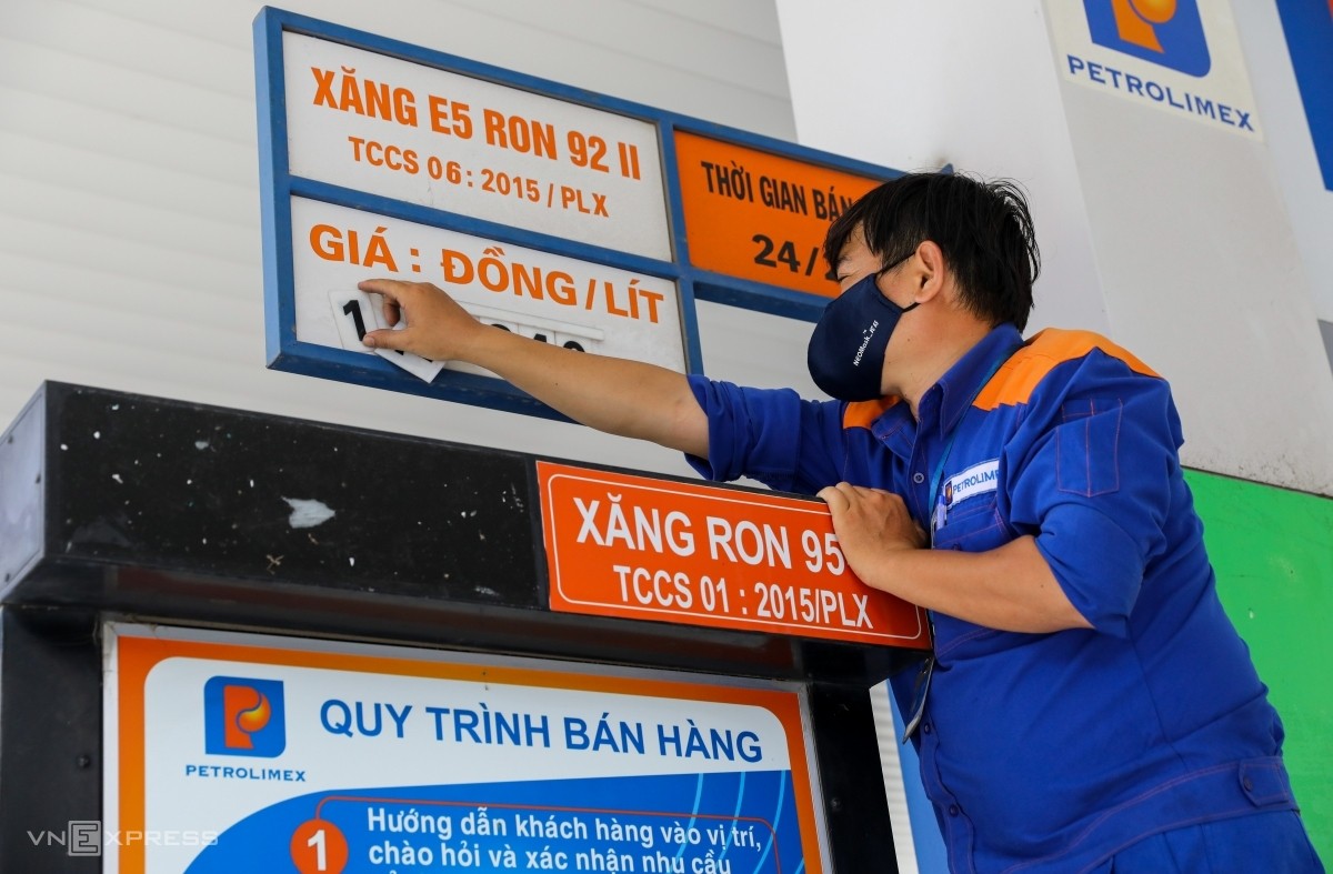 Giá xăng giảm hơn 900 đồng/lít, dầu giảm mạnh hơn