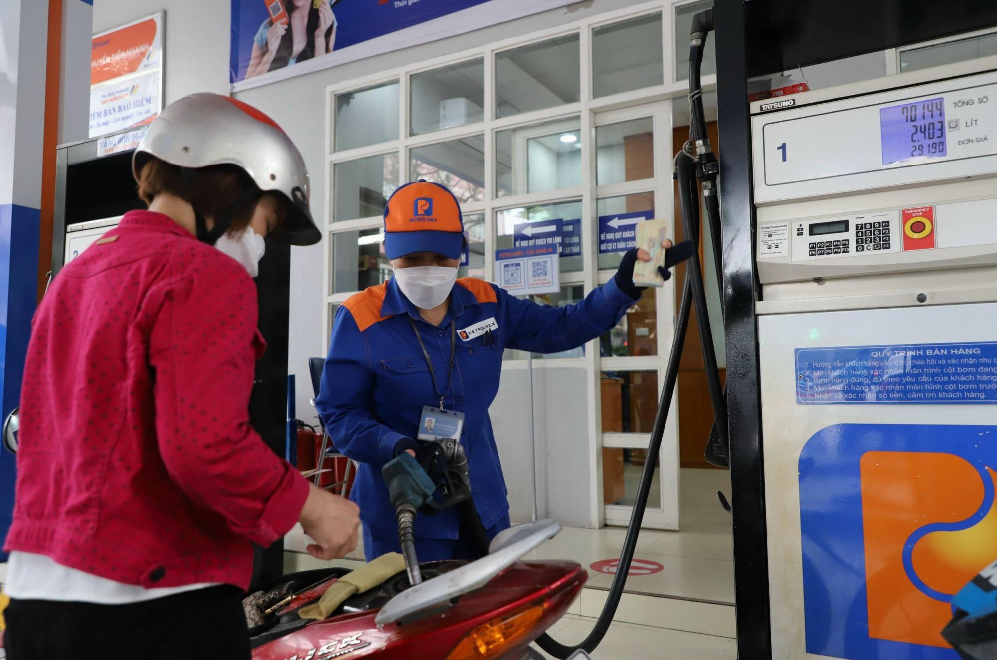 Quỹ 'nuốt hết' mức giảm giá xăng dầu