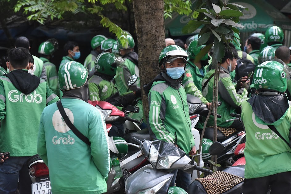 Bị phản ứng gay gắt, Grab dừng thu “phụ phí nắng nóng”