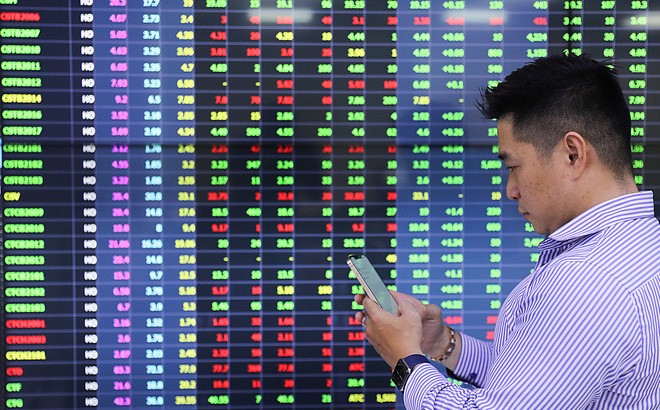 Bán hạ giá ồ ạt, thanh khoản tăng, cổ phiếu lao dốc