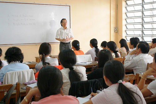 Đi học không ghi chép, lấy điện thoại ra chụp hình bài giảng
