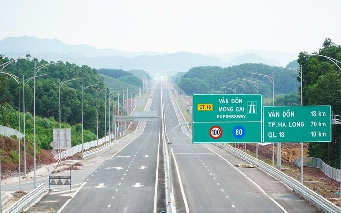 Trục cao tốc dài 176km chưa có trạm dừng nghỉ: Dân băn khoăn đổ xăng, vệ sinh cách gì!