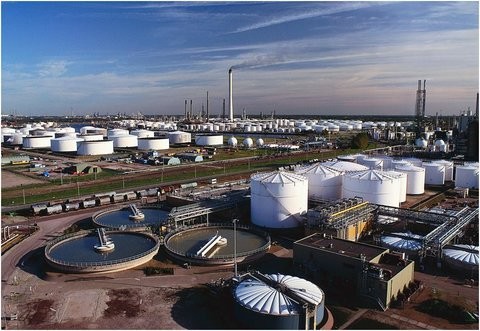 Giá xăng dầu hôm nay 31/8: Rớt dưới 100 USD/thùng sau khi giảm hơn 5%