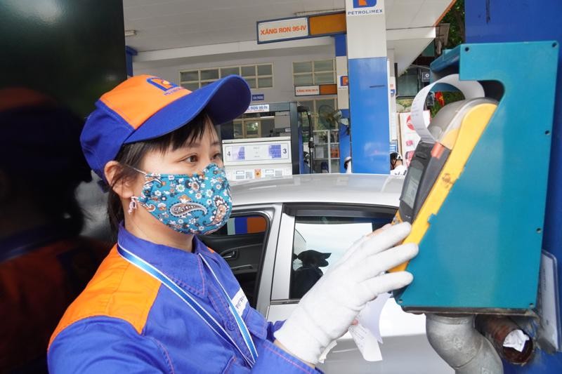 Giá xăng dầu hôm nay 6/9: Giằng co, giảm tháng thứ 3 liên tiếp