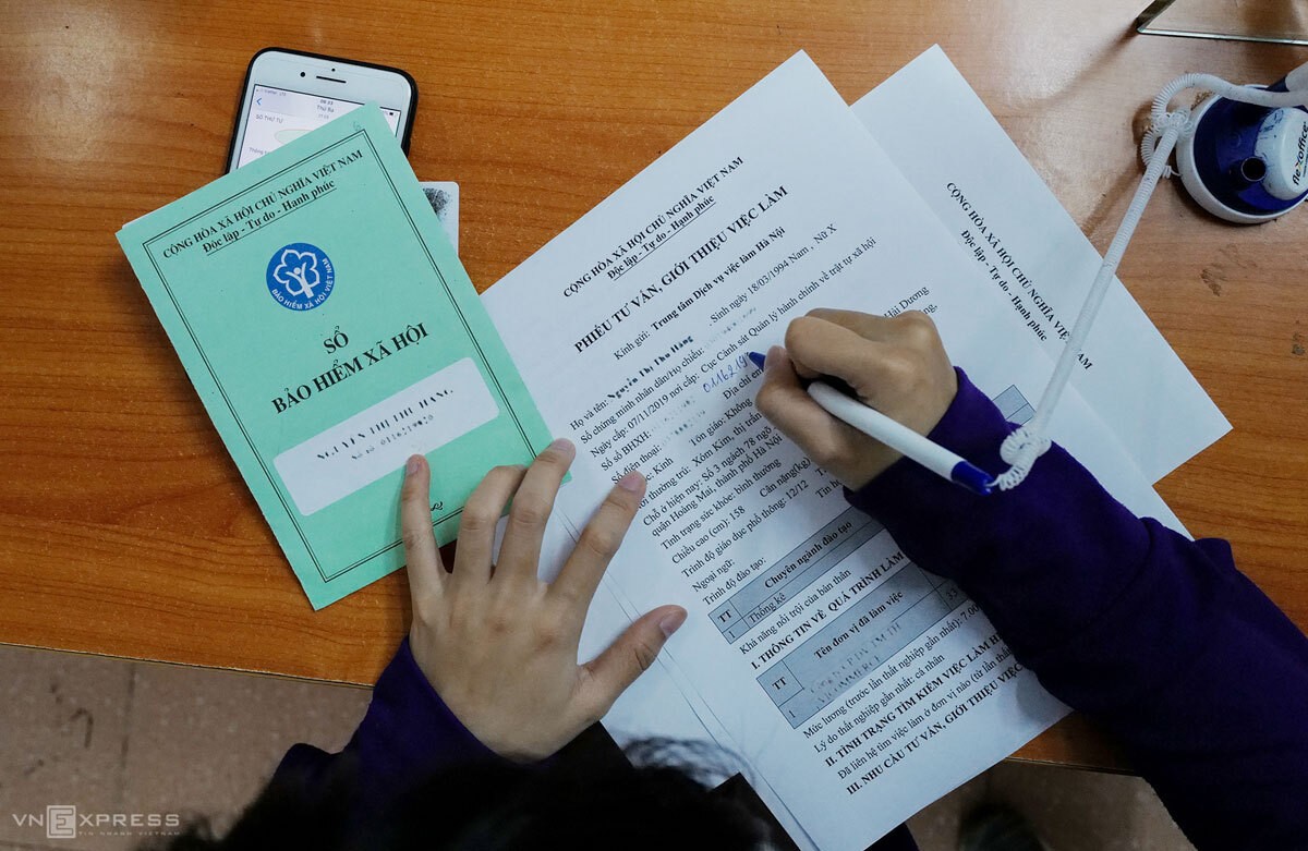 'Cò' bảo hiểm ăn chặn tiền của người thất nghiệp