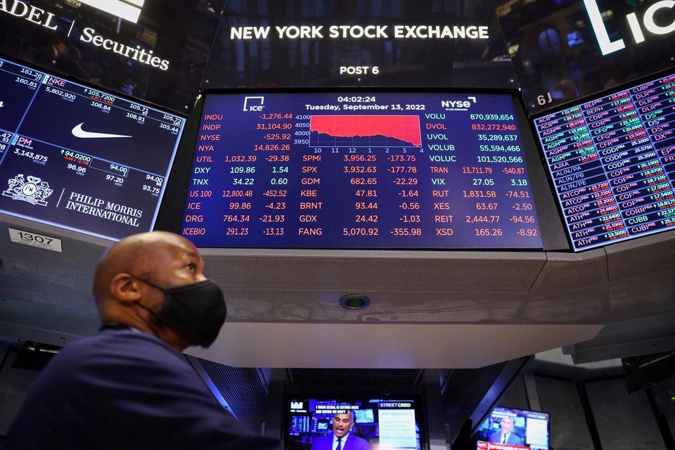 Dow Jones tụt 400 điểm, giá dầu bốc hơi 3%