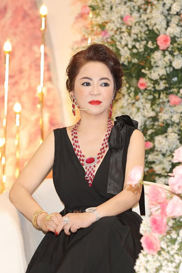 Con trai bà Nguyễn Phương Hằng đặt 10 tỷ đồng xin cho mẹ tại ngoại