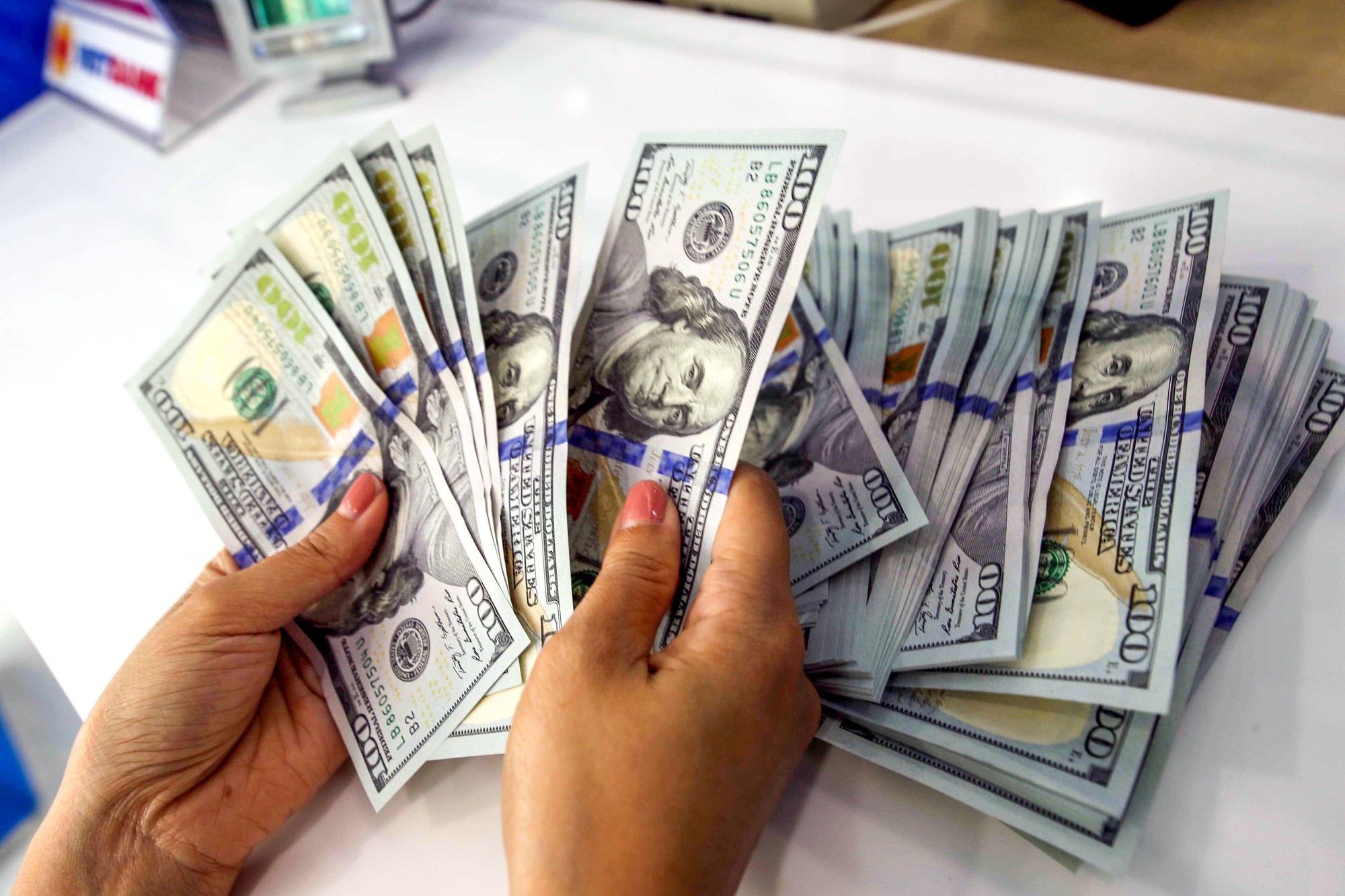 Tỷ giá USD hôm nay 25/10: Bứt tốc tăng kịch sàn