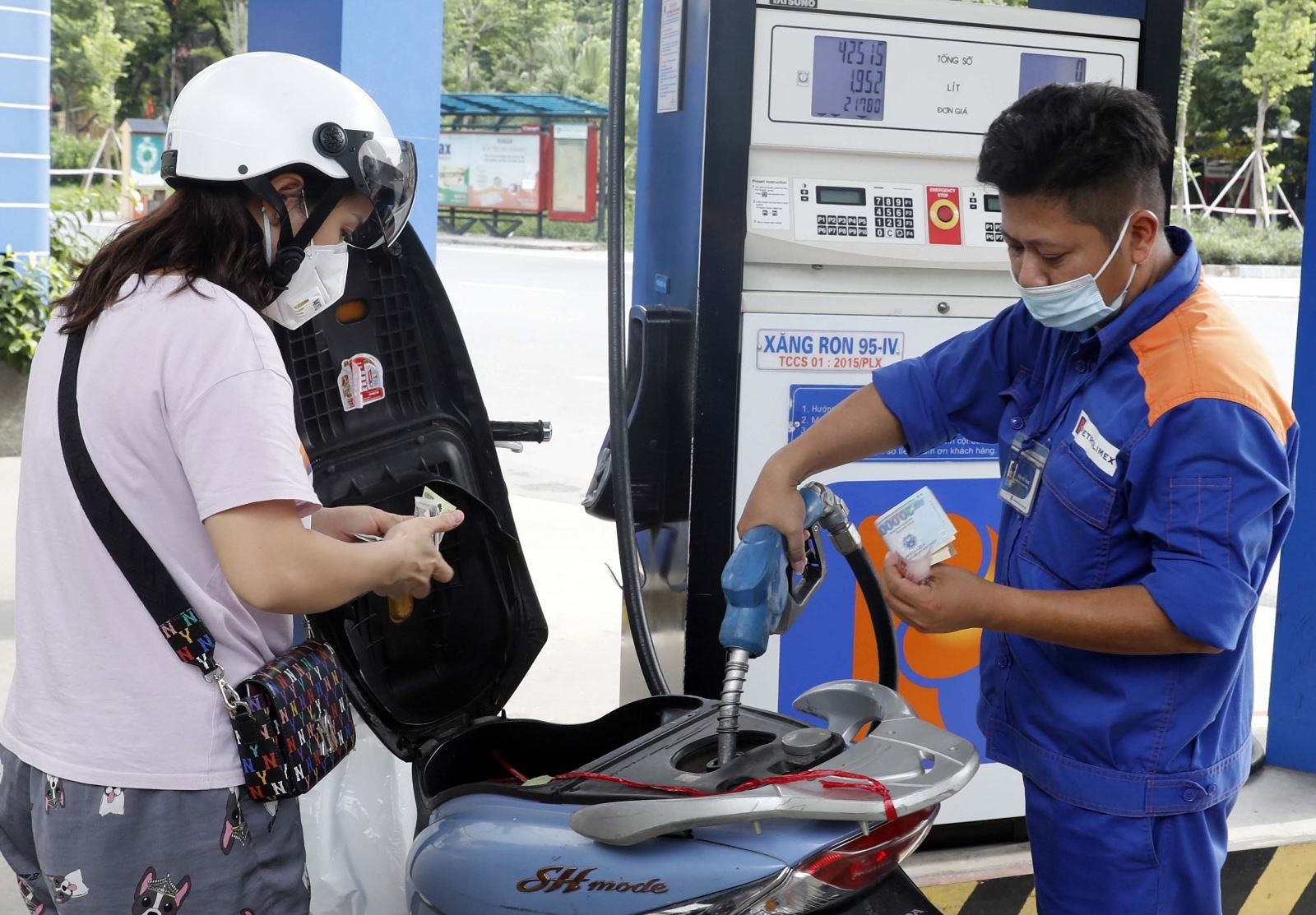 Giá xăng tăng lần thứ ba liên tiếp