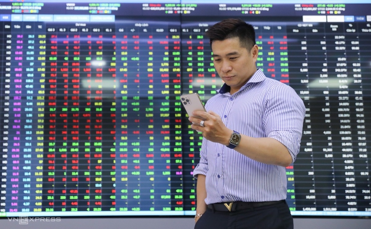 291 cổ phiếu giảm kịch biên độ, vốn ngoại vẫn miệt mài bắt đáy