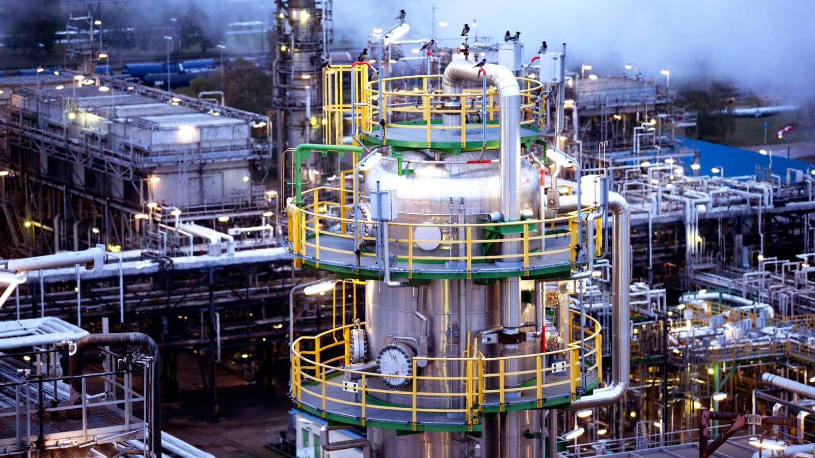 Giá xăng dầu hôm nay 16/11: Bật tăng