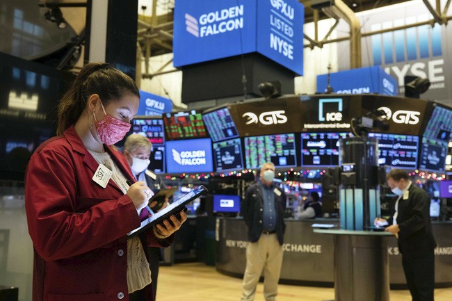 Chứng khoán Mỹ giảm điểm vì dự báo bán lẻ ảm đạm, giá dầu lao dốc