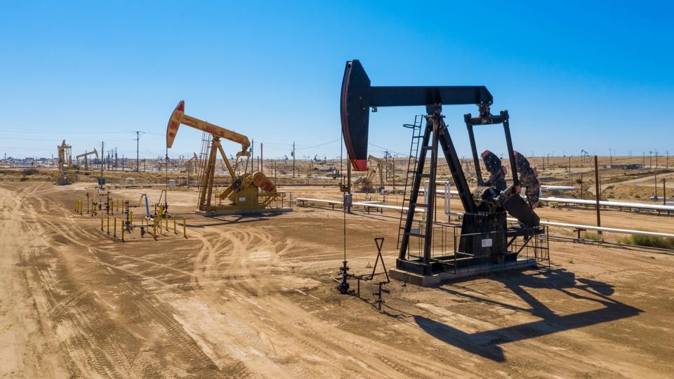 Giá xăng dầu hôm nay 24/11: Trượt mạnh, có về ngưỡng 70 USD/thùng?