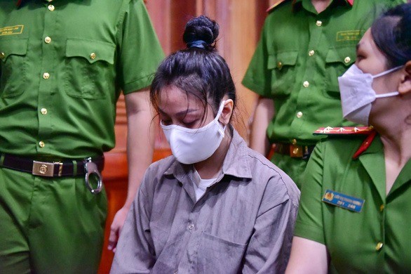 Xét xử vụ bé gái 8 tuổi bị bạo hành: Dì ghẻ khóc nấc, không lý giải được hành vi tàn nhẫn