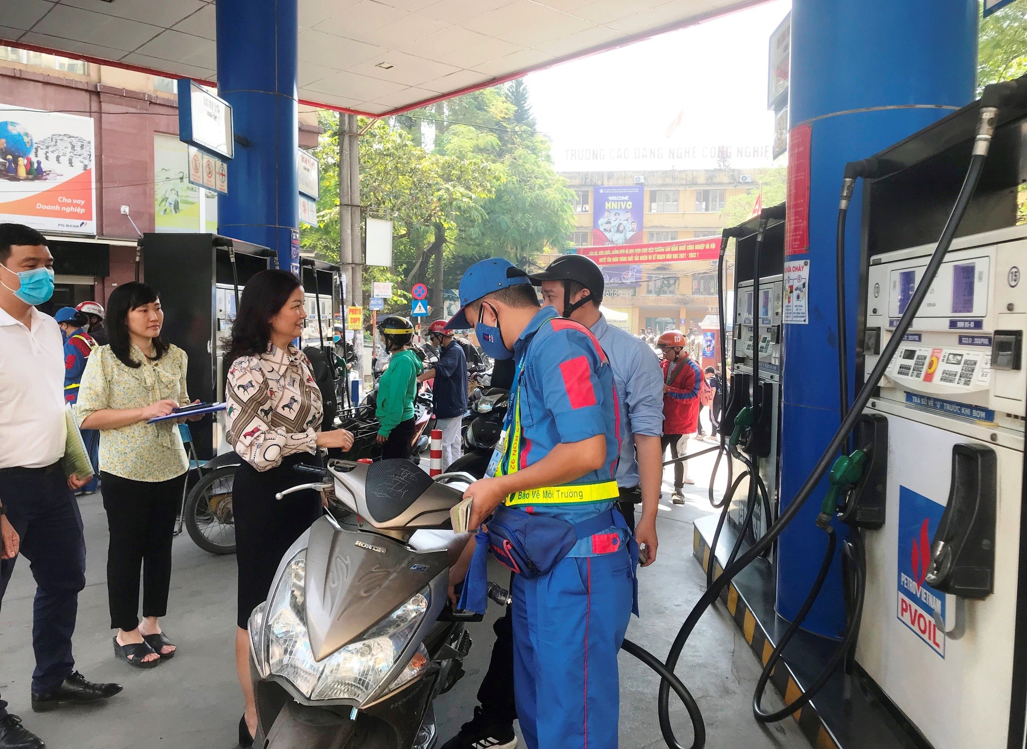 Giá xăng dầu hôm nay (8-12): “Rơi tự do”