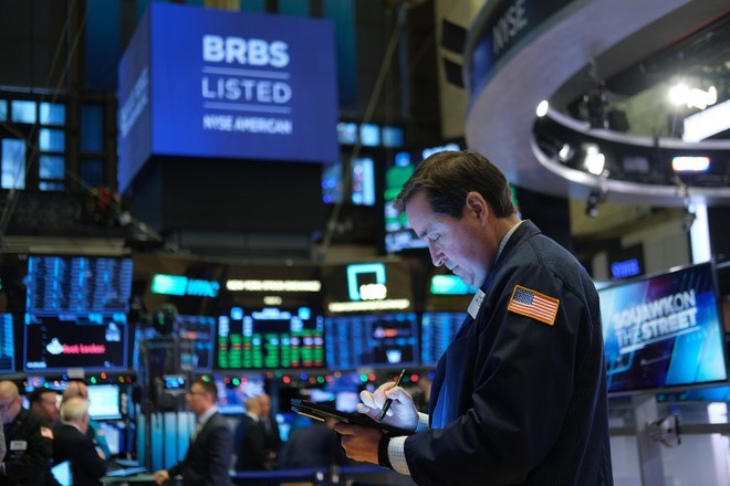 Nhà đầu tư Mỹ nín thở chờ hai thông tin quan trọng, chuyên gia kỳ vọng dòng tiền đứng ngoài sẽ vào bắt đáy