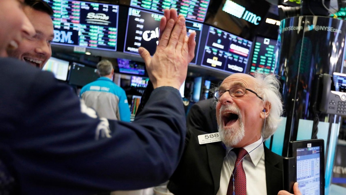 S&P 500 lên đỉnh 5 tháng nhờ cổ phiếu Meta, dầu thô tiếp tục giảm giá