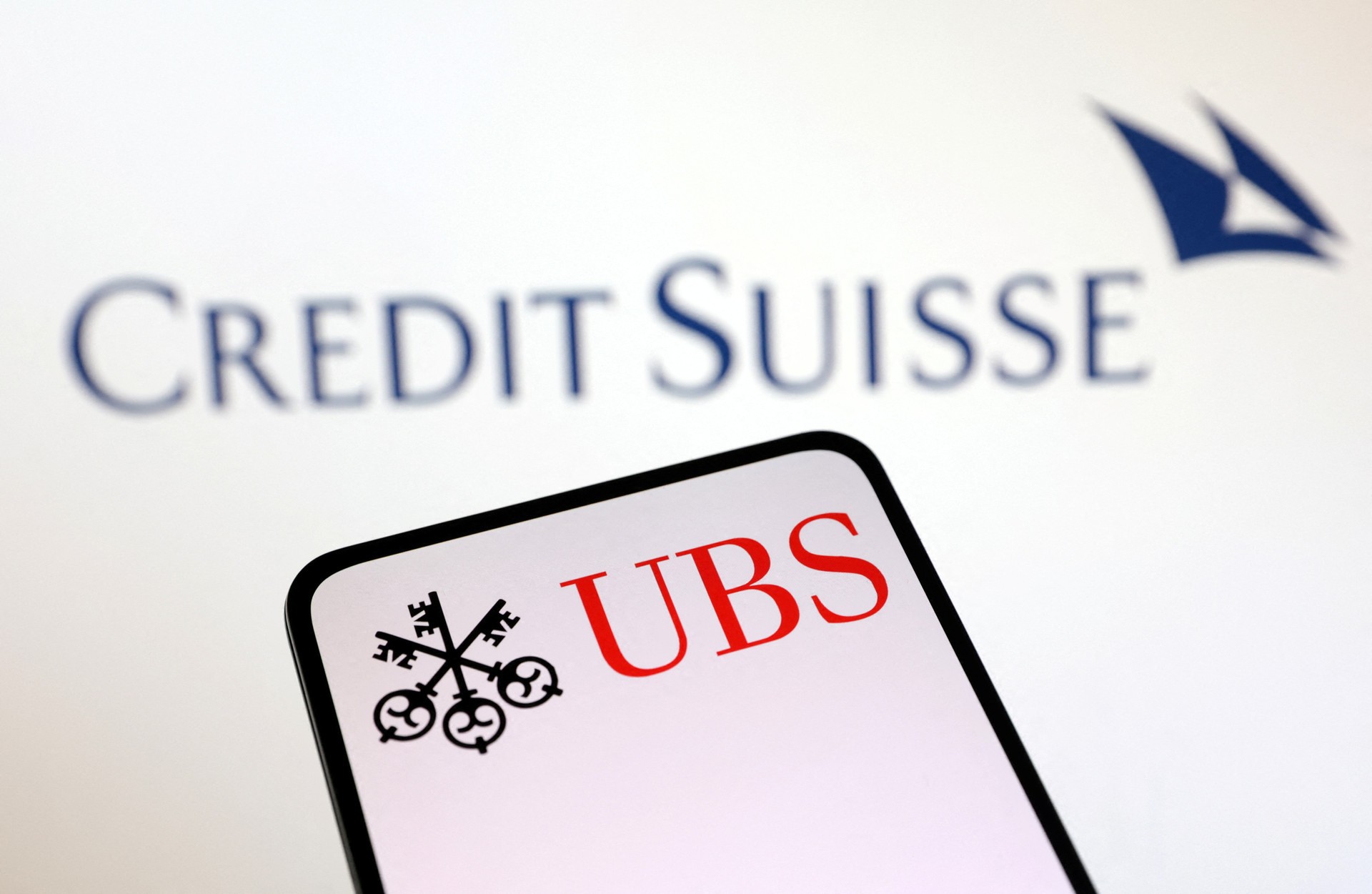 UBS mua Credit Suisse với giá hơn 3 tỷ USD nhằm chặn khủng hoảng lan rộng